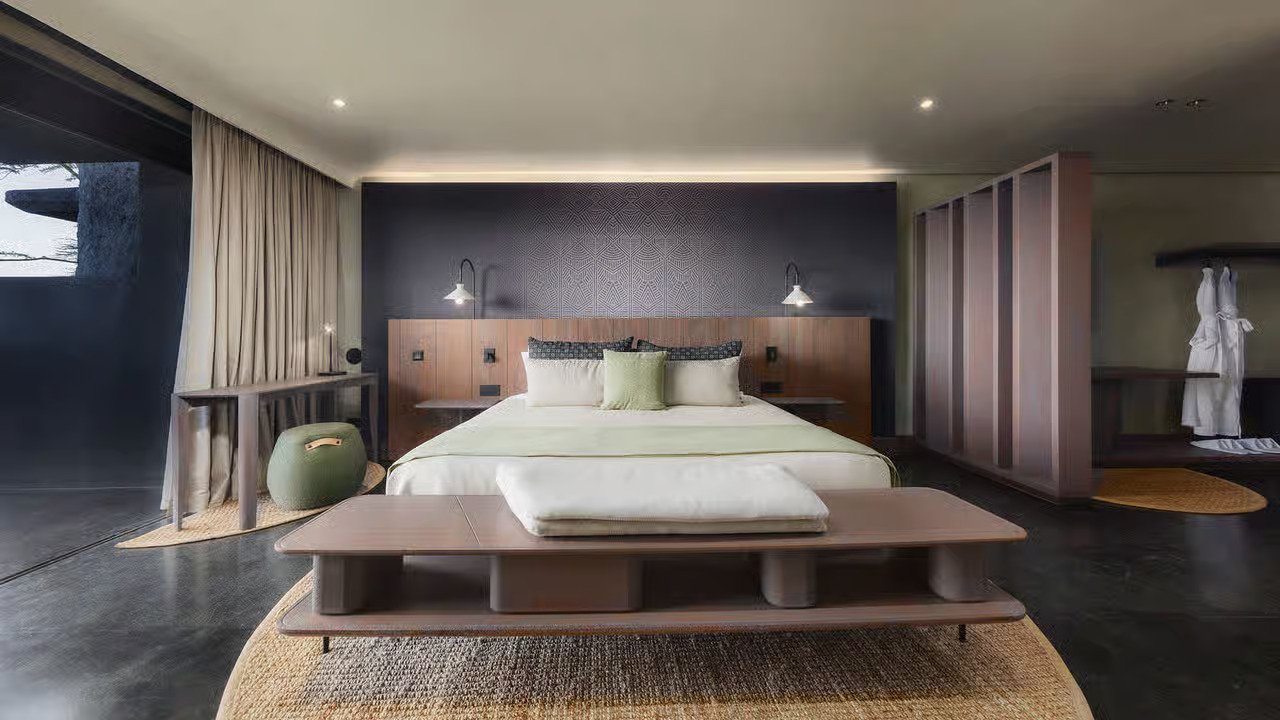 Savannah Room King Front Explorer